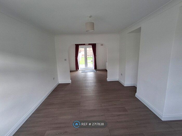 3 Bedroom Semi Detached House To Rent In George Crescent, London, N10