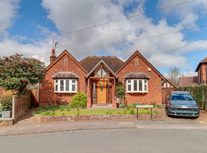 4 Bedroom Detached House For Sale In Meadow Walk, Harpenden, AL5