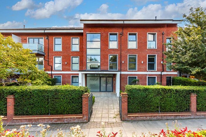 3 Bedroom Flat To Rent In Crystal Court, N14