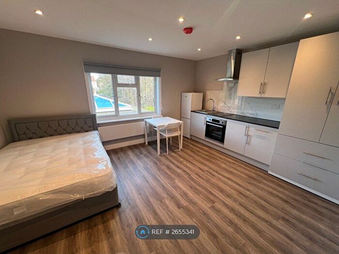 Studio To Rent In Queens Road, London, NW4