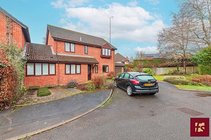 4 Bedroom Link Detached House For Sale In Goldsmith Way, Crowthorne, RG45