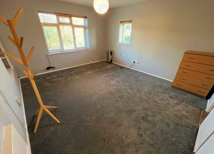 Flat To Rent In Oakfield Court, Long Lane, Finchley, N3