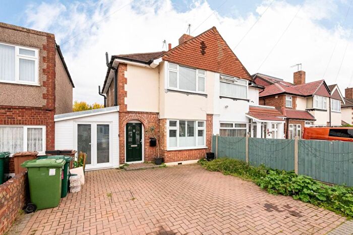 3 Bedroom Semi-detached House For Sale In Harrow Road, Bedfont, Feltham, TW14
