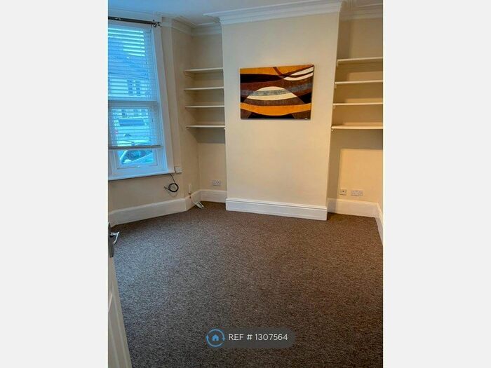 2 Bedroom Flat To Rent In Shanklin Road, Brighton BN2