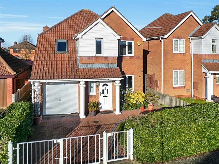 4 Bedroom Detached House For Sale In Forrabury Avenue, Bradwell Common, Milton Keynes, MK13