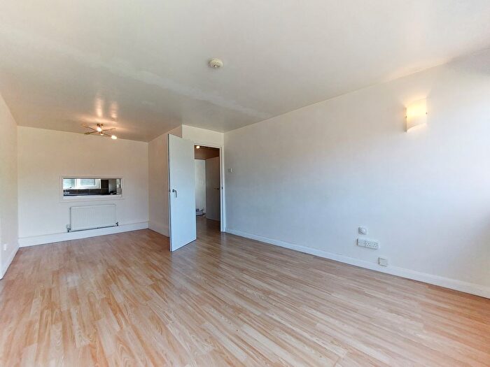 3 Bedroom Flat To Rent In Pampisford Road, South Croydon, CR2