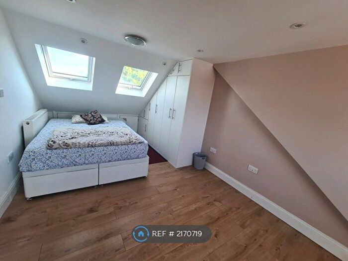 Studio To Rent In Great West Road, Hounslow, TW5