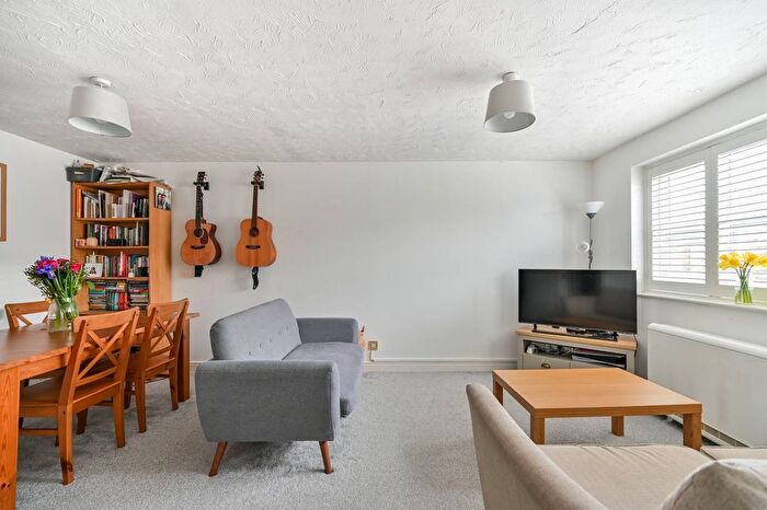 1 Bedroom Flat For Sale In Donald Woods Gardens, Surbiton, KT5