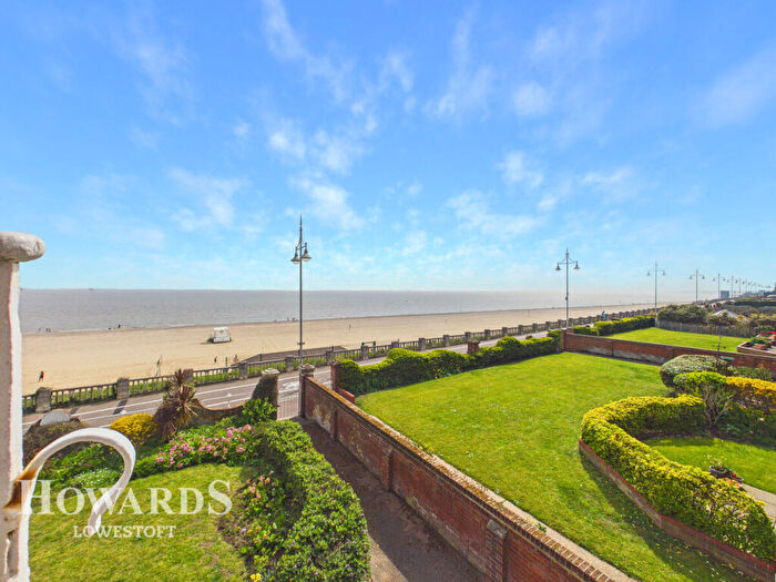 2 Bedroom Flat For Sale In Kirkley Cliff Road, Lowestoft, NR33