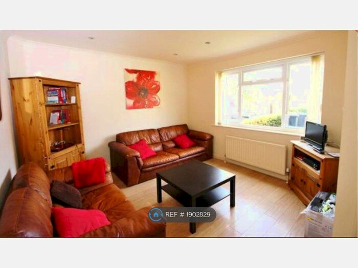 4 Bedroom Terraced House To Rent In Kings Lane, Englefield Green, Egham, TW20