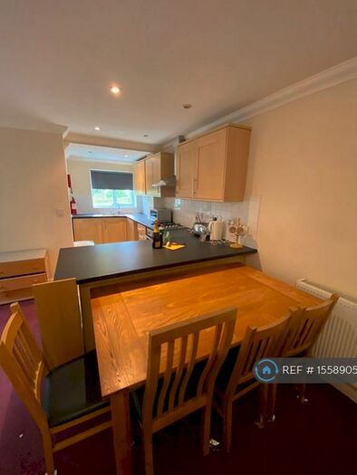 3 Bedroom Semi-Detached House To Rent In Hunts Close, Guildford, GU2