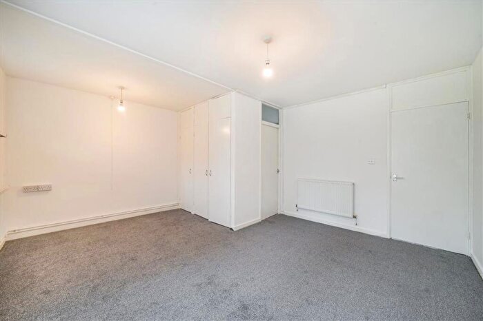 Flat To Rent In Baroness Road, Bethnal Green, E2