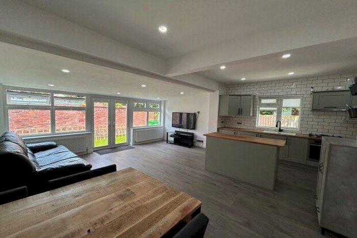 3 Bedroom Bungalow To Rent In Grangethorpe Drive, Manchester, M19