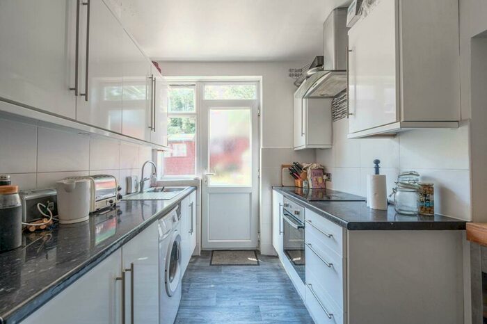 2 Bedroom Maisonette To Rent In Oakleigh Road North, Whetstone, London, N20