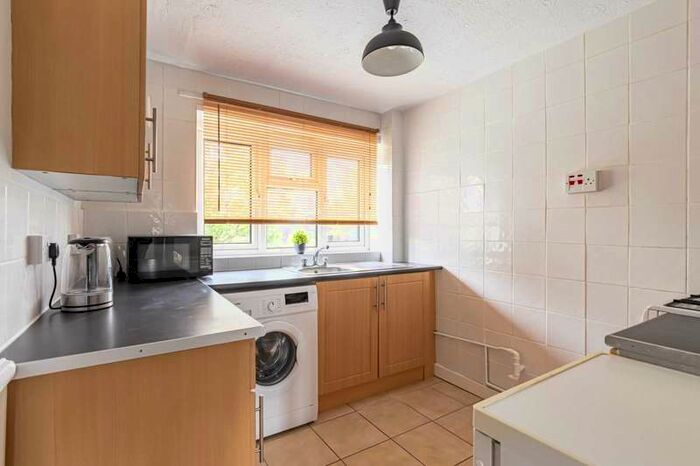 3 Bedroom Flat To Rent In Spacious Appartment Walking Distance To Local Amenities, HP1