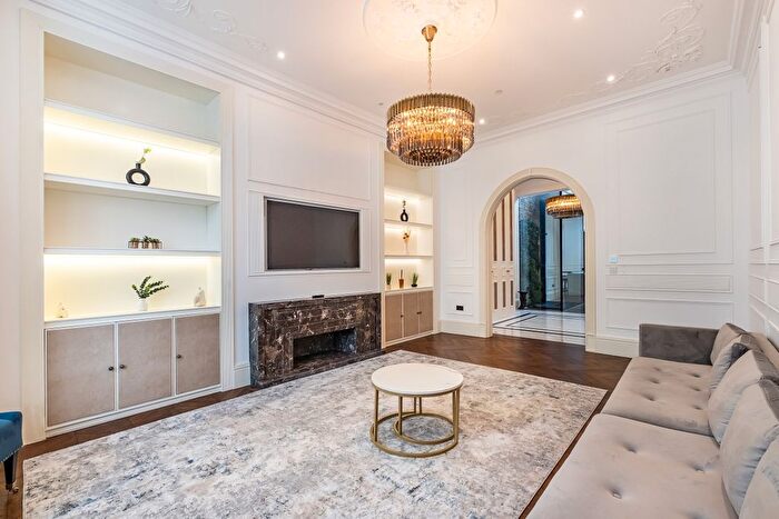 3 Bedroom Flat To Rent In Vicarage Gate, London, W8