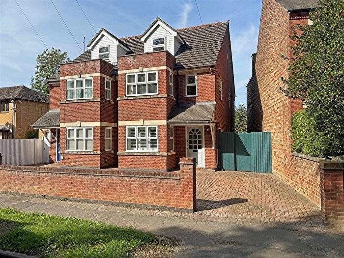 4 Bedroom Town House For Sale In Barnack Road, Stamford, PE9