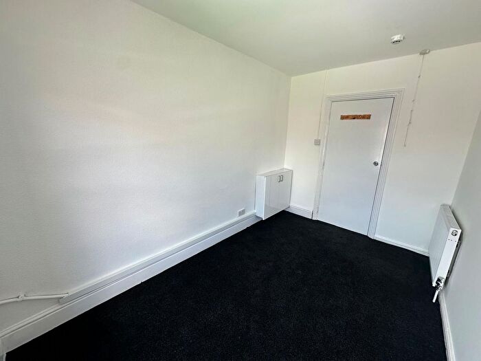 2 Bedroom Flat To Rent In Hitchin Road, Luton, Bedfordshire, LU2