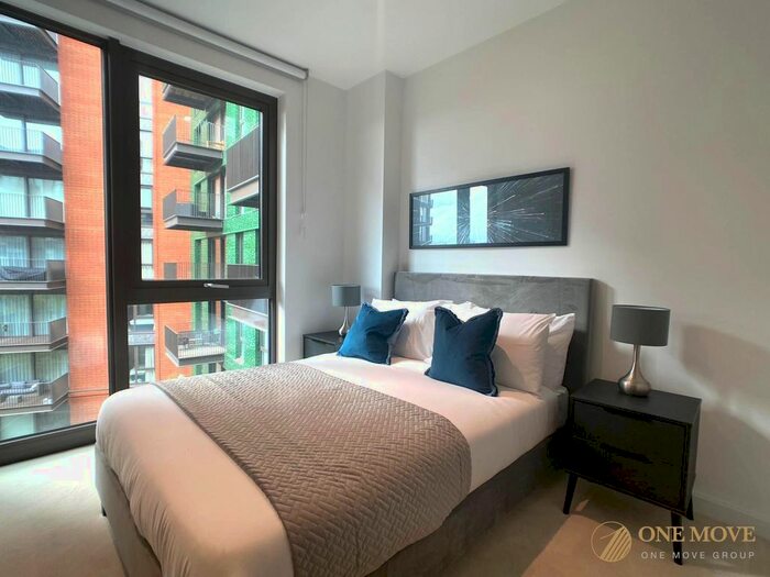 2 Bedroom Flat To Rent In Embassy Gardens, London, SW11