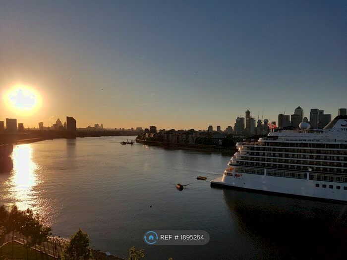 2 Bedroom Flat To Rent In Dowells Street, London, SE10