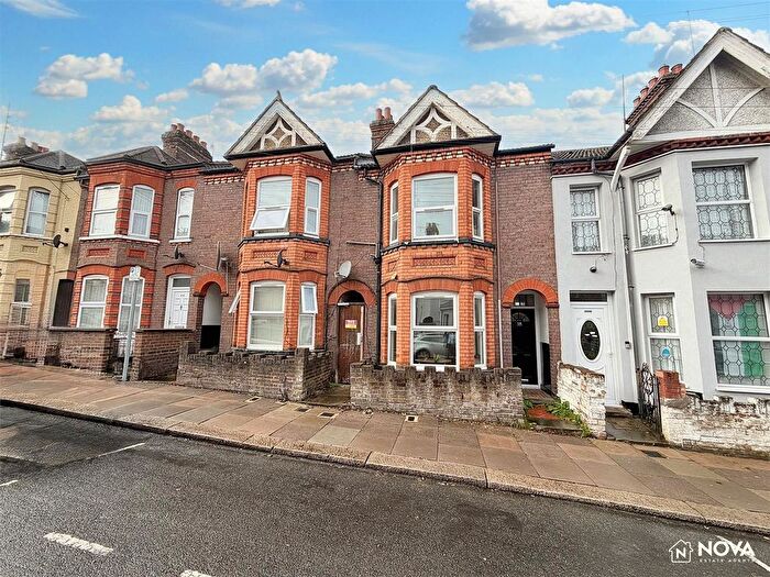 6 Bedroom Terraced House For Sale In Lyndhurst Road, Luton, LU1