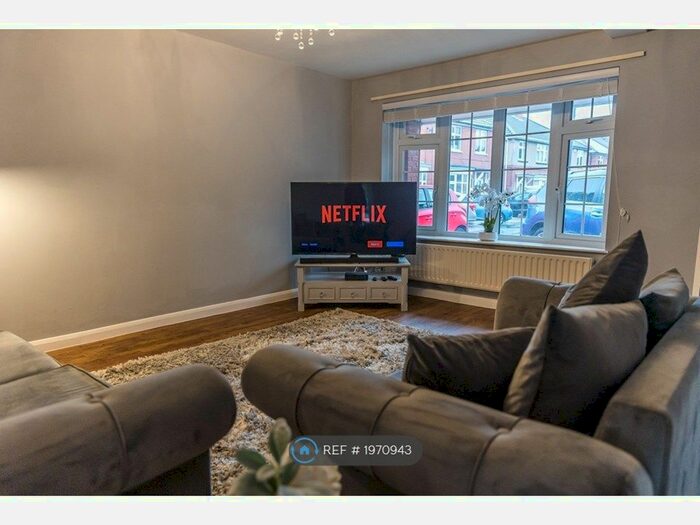 3 Bedroom Semi-Detached House To Rent In Bills Included, Grimsby, DN33