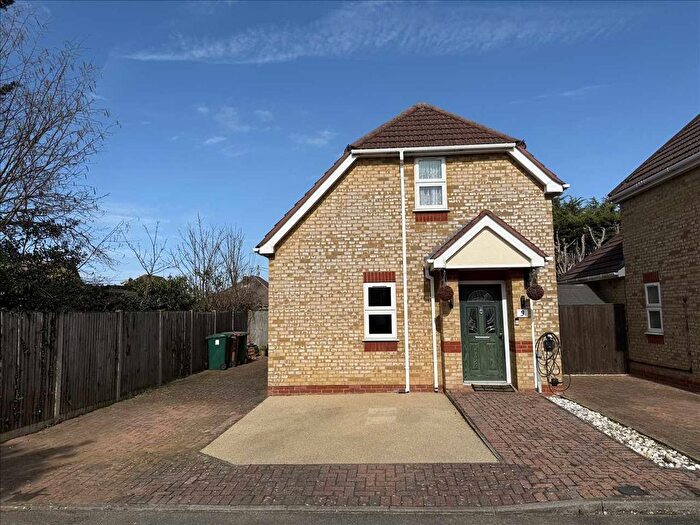 3 Bedroom Detached House For Sale In Chalet Close, Ashford, TW15