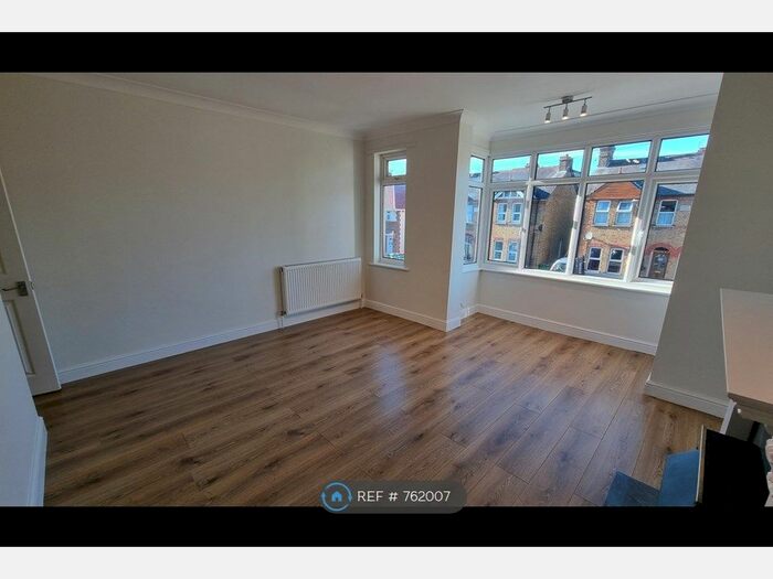 2 Bedroom Flat To Rent In Alton Court, Slough SL3