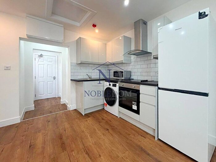 Studio To Rent In Hanworth Road, Hounslow, TW3