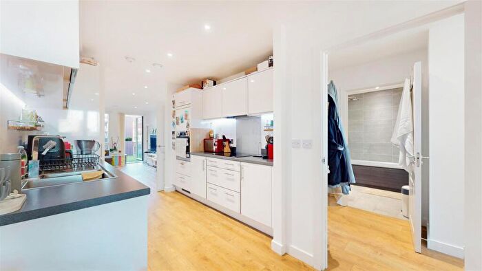 2 Bedroom Apartment For Sale In Southmere House, Highland Street, Stratford, E15