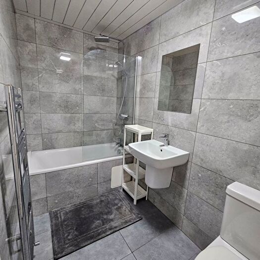 2 Bedroom Flat To Rent In Bethnal Green Road, London, E2