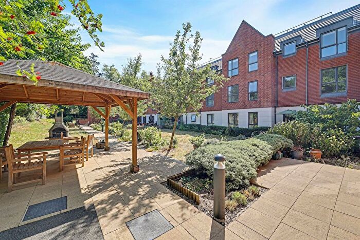 1 Bedroom Flat For Sale In Dukes Ride, Crowthorne, RG45
