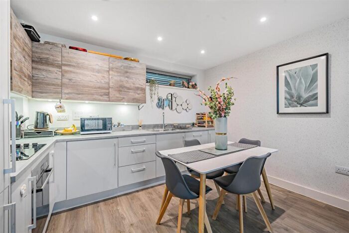 1 Bedroom Flat For Sale In Aspect Place, Mole Road, Hersham, KT12