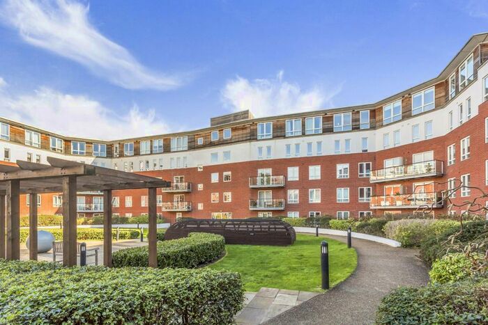 2 Bedroom Flat To Rent In Regency Court, High Road, E18
