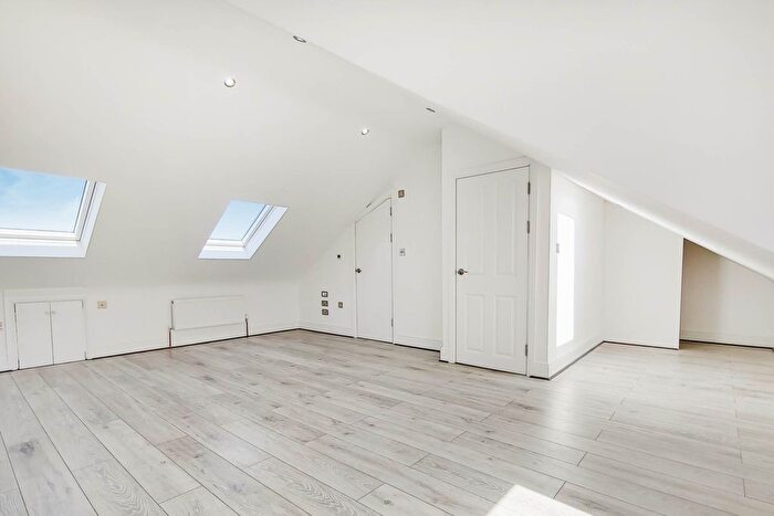 3 Bedroom Flat To Rent In St. Dunstans Avenue, Acton, W3