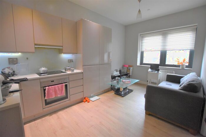 1 Bedroom Flat To Rent In Broadway Parade, Station Road, West Drayton, UB7