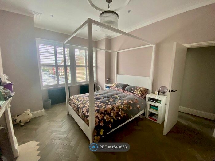 3 Bedroom Maisonette To Rent In Stapleton Road, London, SW17