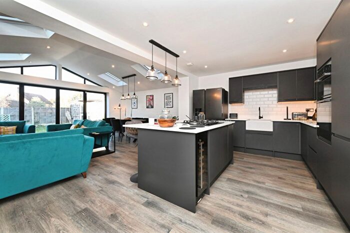 4 Bedroom Link Detached House For Sale In Norwich Crescent, Rayleigh, SS6