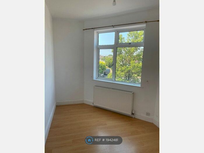 2 Bedroom Flat To Rent In Central Avenue, West Molsey, KT8