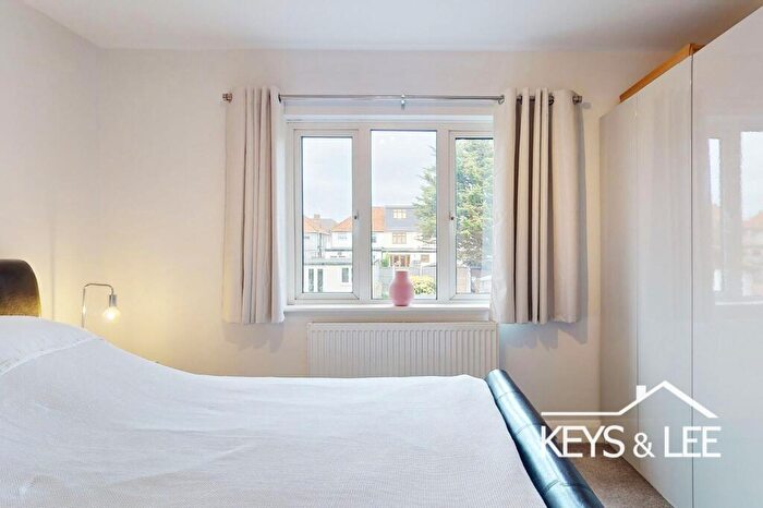 5 Bedroom Semi-Detached House For Sale In Dunster Close, Romford, RM5