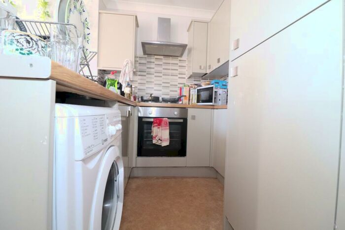 3 Bedroom Flat To Rent In Llanbleddian Gardens, Cathays, CF24