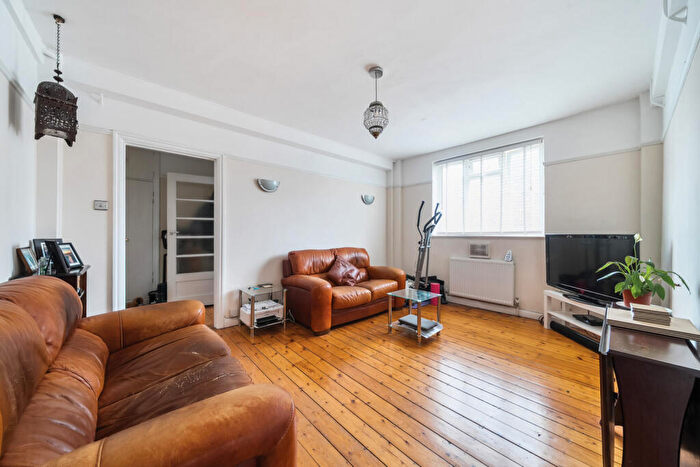 2 Bedroom Apartment For Sale In Elmers End Road, London, SE20