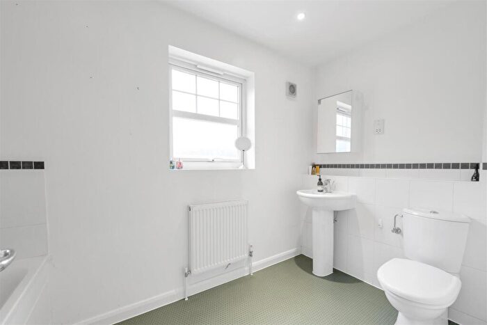 4 Bedroom House For Sale In Hilltop Walk, Harpenden, AL5