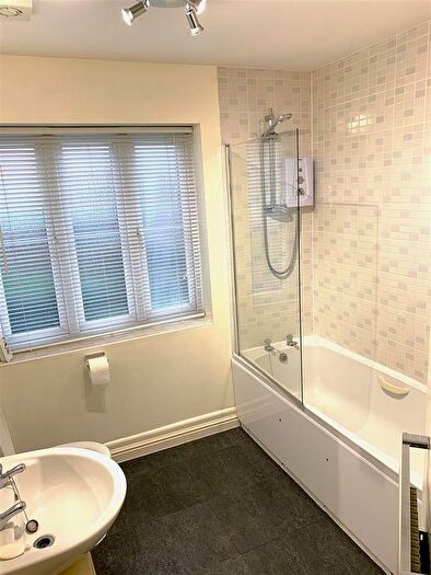 2 Bedroom Flat For Sale In Collingtree Court, Solihull, B92