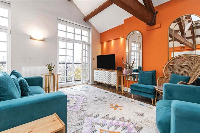 3 Bedroom Flat To Rent In Tottenham Road, London, N1