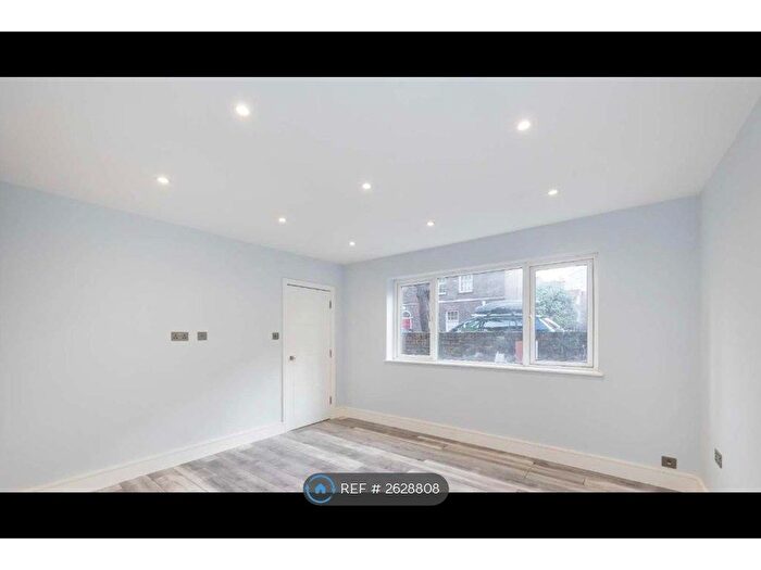 3 Bedroom Detached House To Rent In West Square, London, SE11
