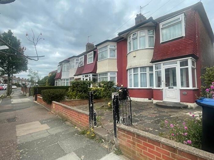 3 Bedroom House To Rent In Kendal Avenue, Edmonton, N18