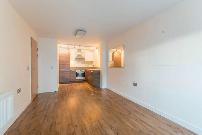 2 Bedroom Flat To Rent In The Green, Southall, UB2