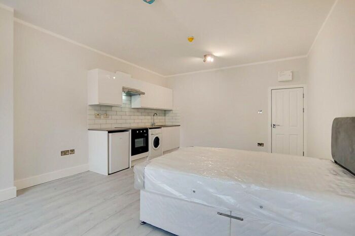 Apartment To Rent In Golders Green Road, London, NW11