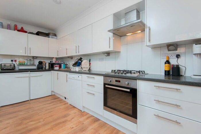 3 Bedroom Flat To Rent In Upper Street, Islington, N1
